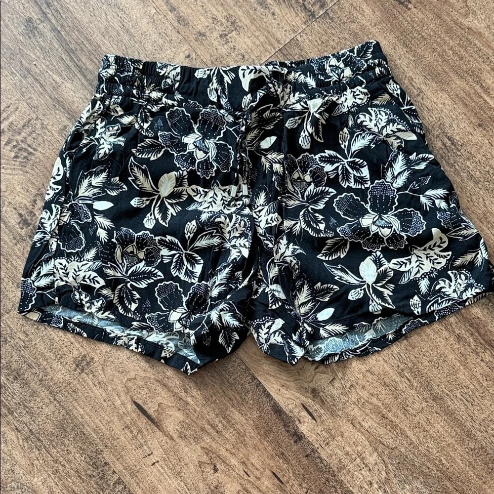 Floral Black Women's Shorts size small